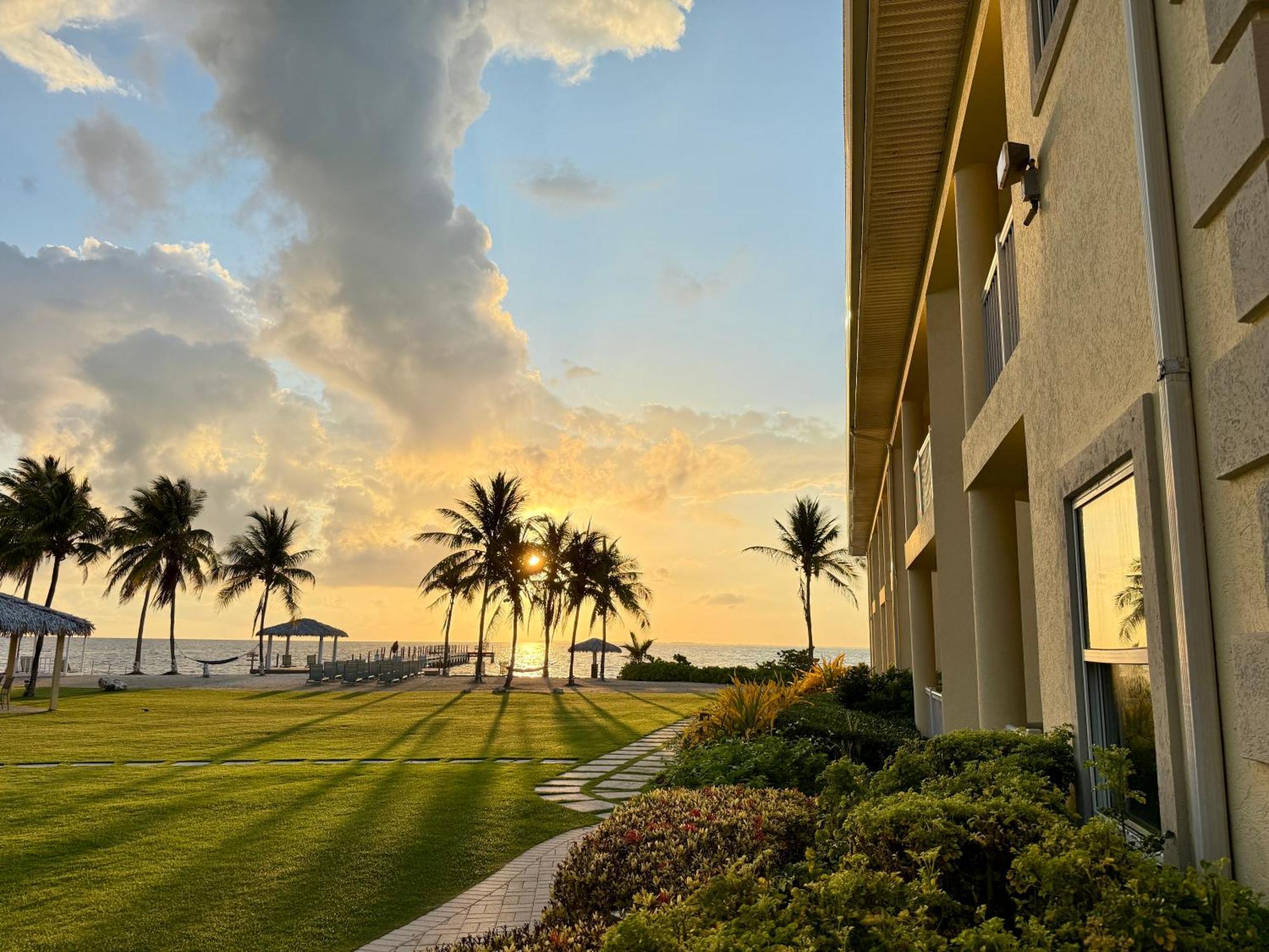 The Grand Caymanian Resort George Town Extérieur photo